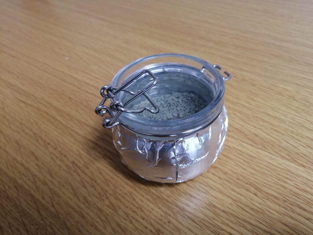 カットしたバジルを水挿しするための瓶